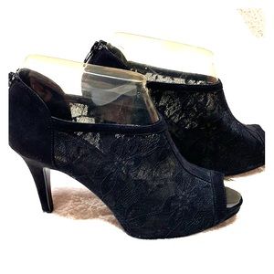 Sandal-Black Lace Peep Toe-Back Zip 4” Heel